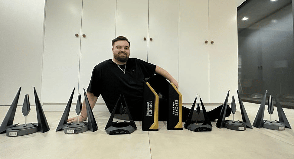 Ibai with his awards on the floor